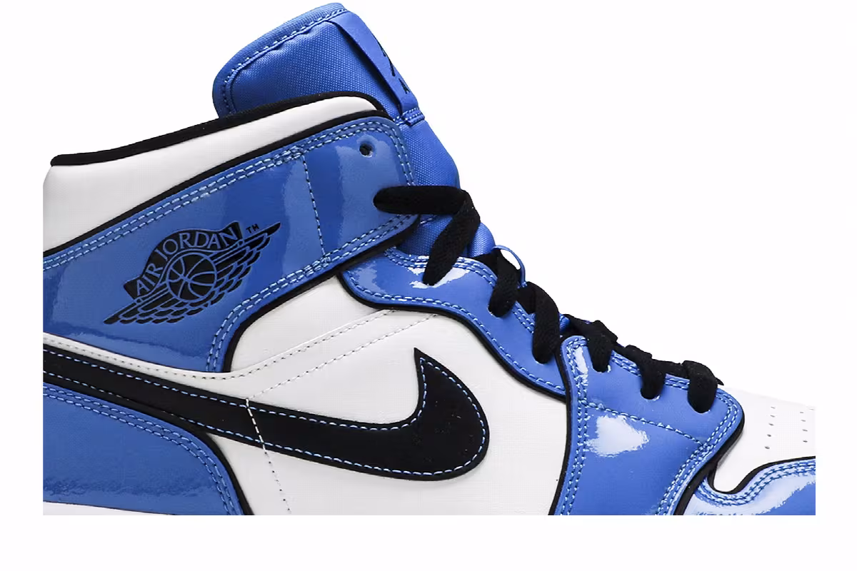 Air Jordan 1 Mid SE Signal Blue, view 3