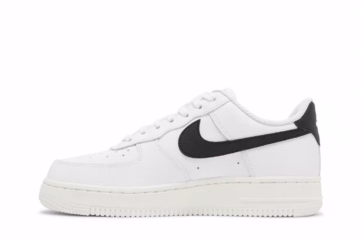 Nike Women's Air Force 1 White Black, view 4