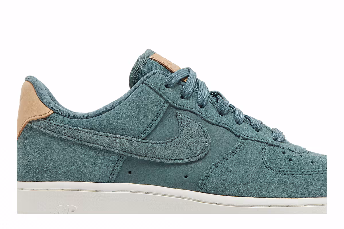 Nike Women's Air Force 1 Hasta, view 3