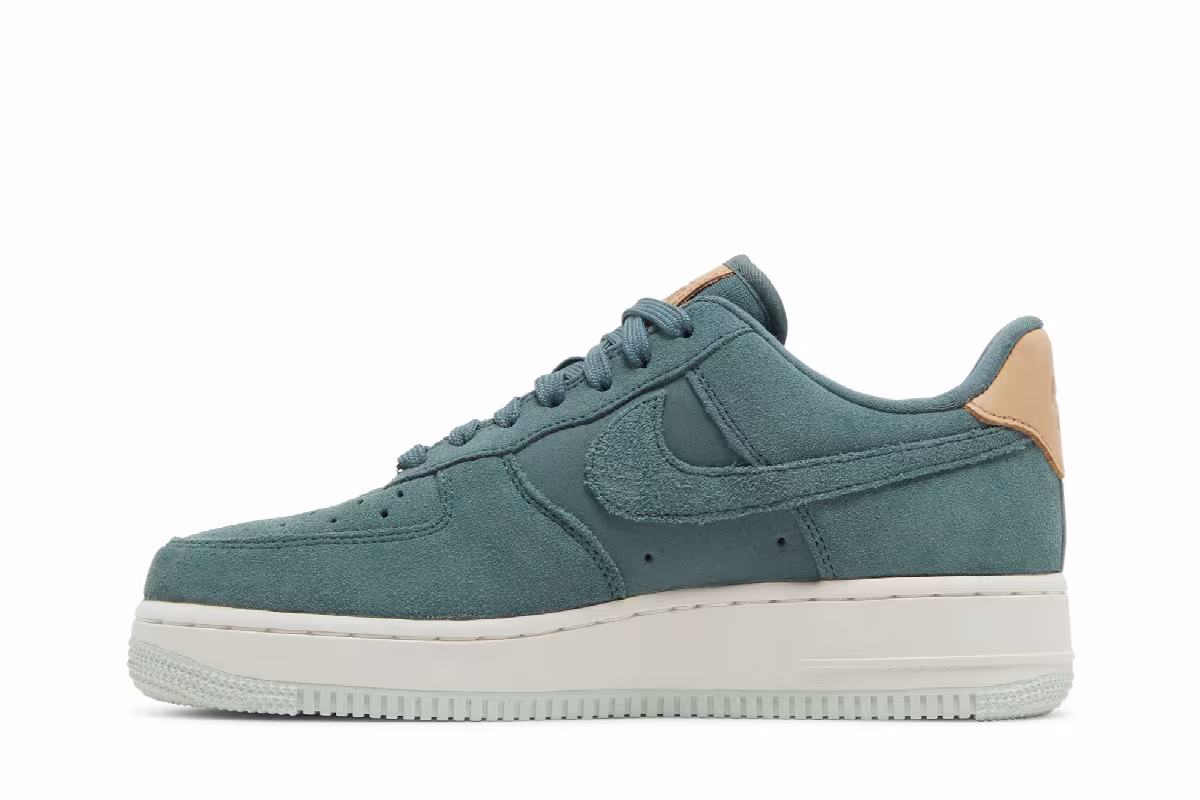 Nike Women's Air Force 1 Hasta, view 4