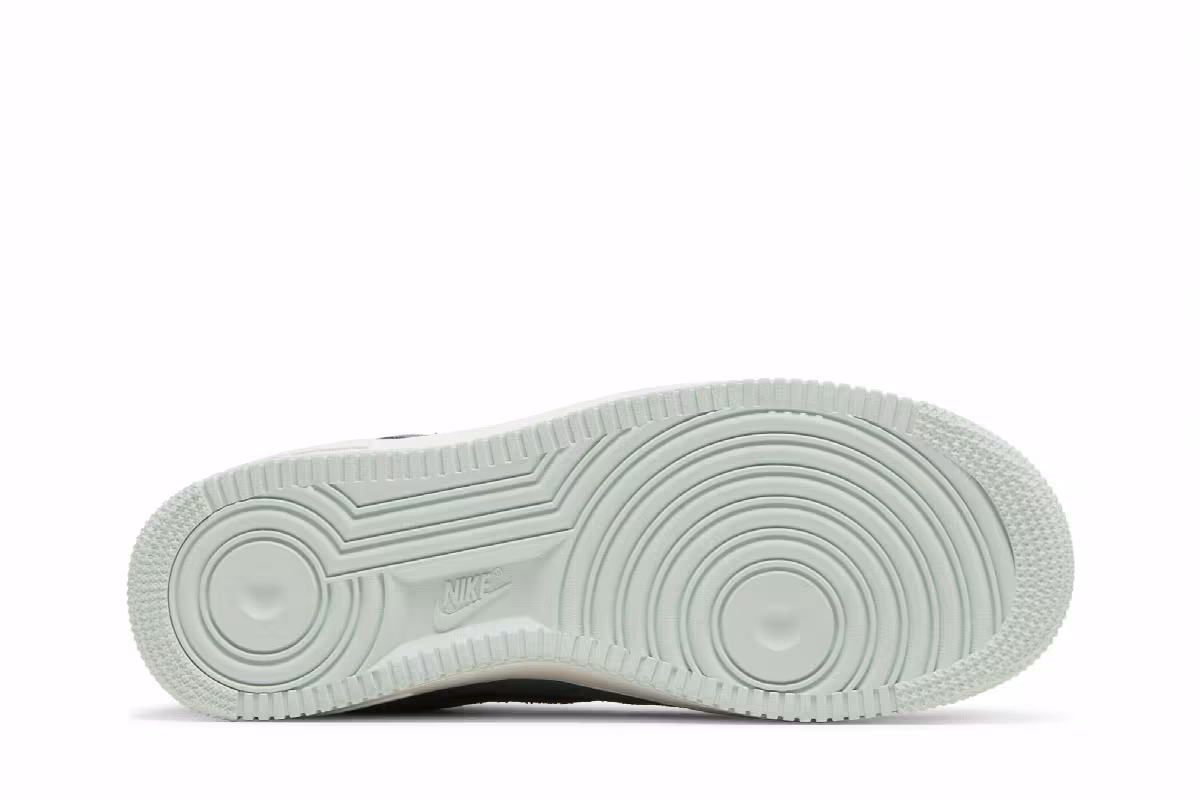 Nike Women's Air Force 1 Hasta, view 5