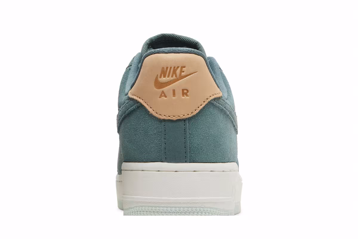 Nike Women's Air Force 1 Hasta, view 8