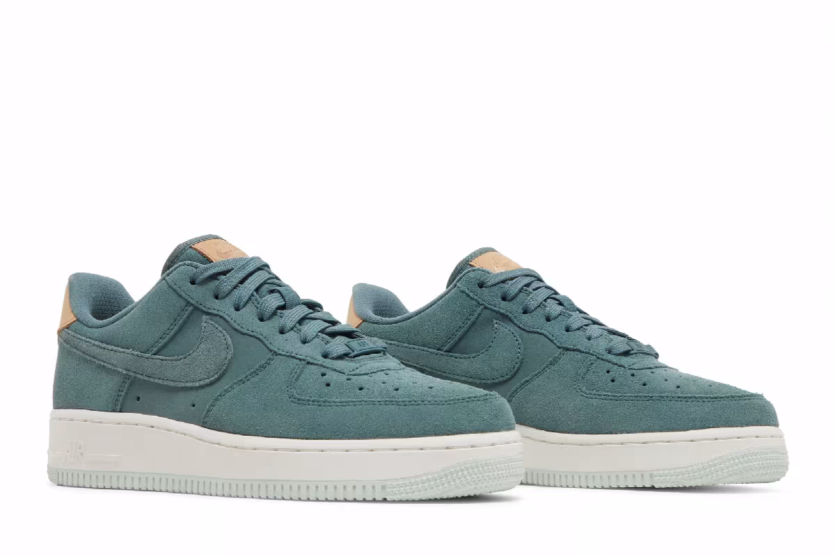 Nike Women's Air Force 1 Hasta, view 9