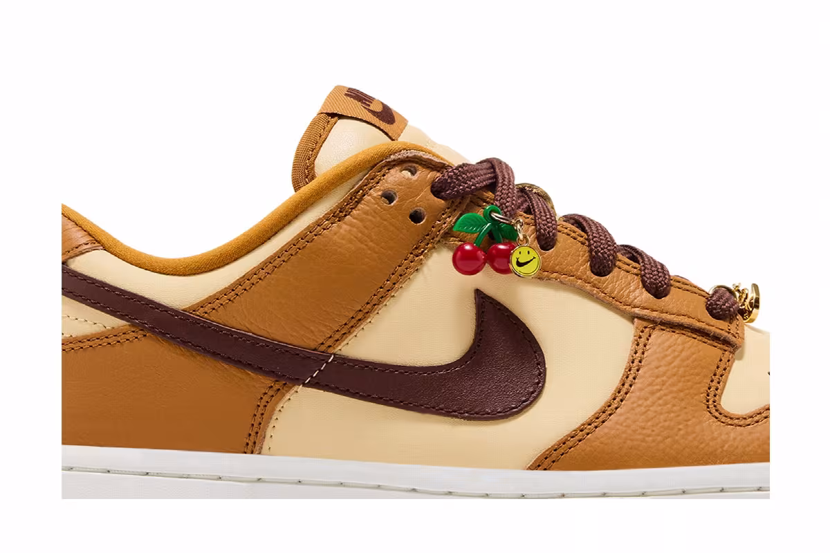 Nike Women's Dunk Low SE Desert Ochre Fauna Brown, view 3