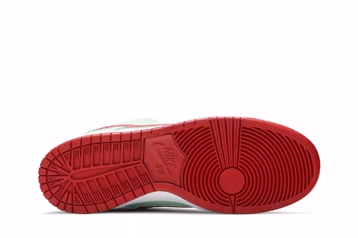 Nike Dunk Low Pro SB Mint Red, view 5