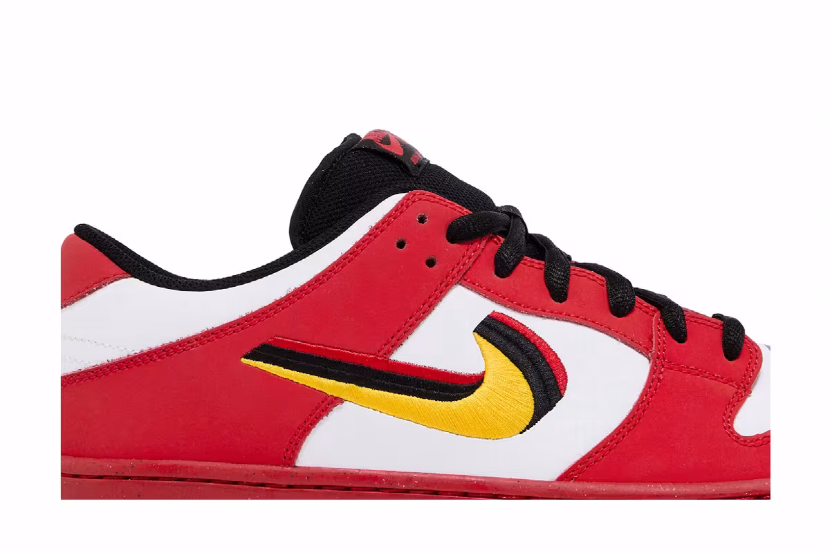 Nike Dunk SB Low Vietnam 25th Anniversary, view 3